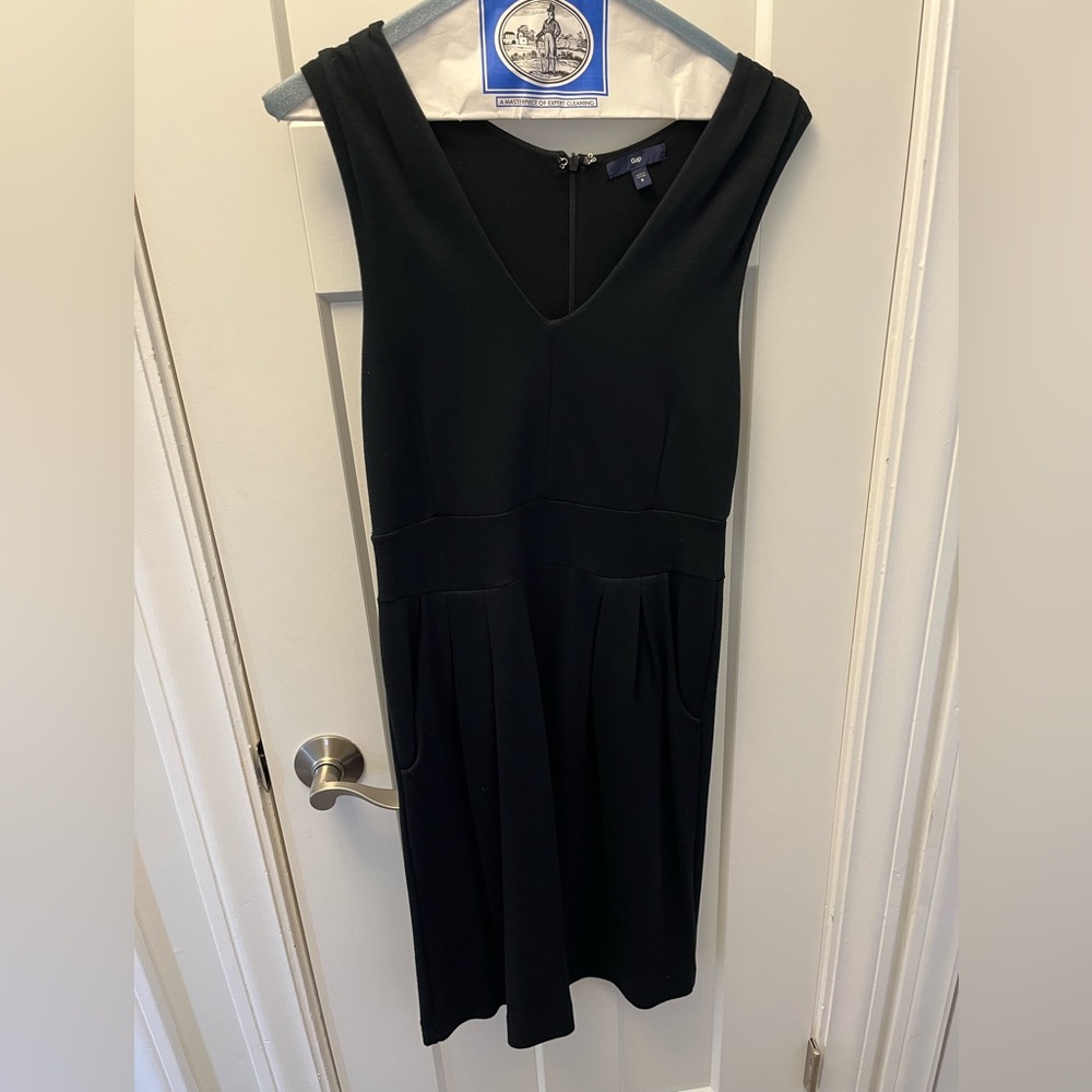 Casual black Gap dress with vneck and pockets.